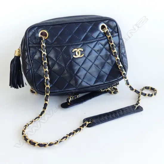BLACK FAUX CHANEL HANDBAG - STRAP LEATHER WORN W.250mm
