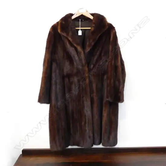 VINTAGE DARK BROWN MINK COAT - BEAUTIFULLY LINED