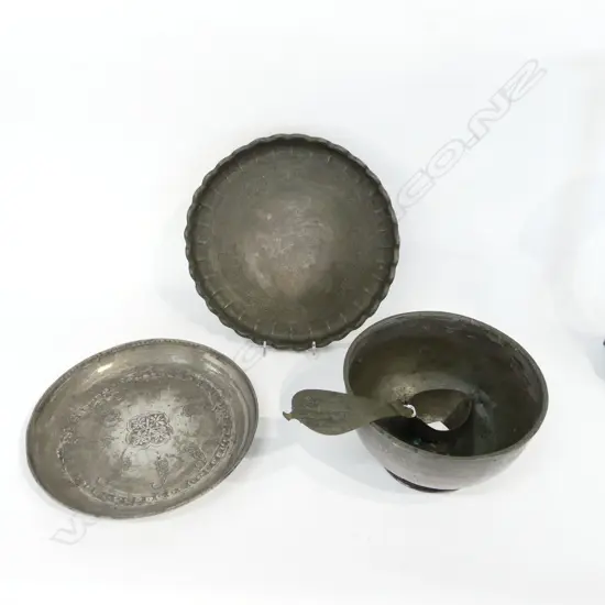 4 PCES VINTAGE PERSIAN METALWARE; 2 TRAYS 285mm dia, BOWL & SPOON 