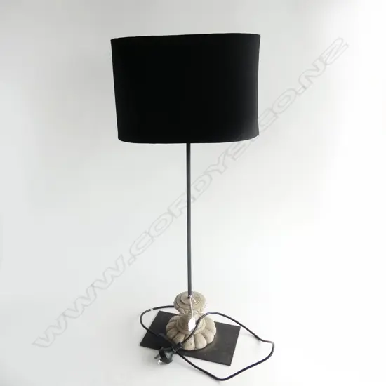 BLACK METAL LAMP w. ORNATE BASE H.750mm