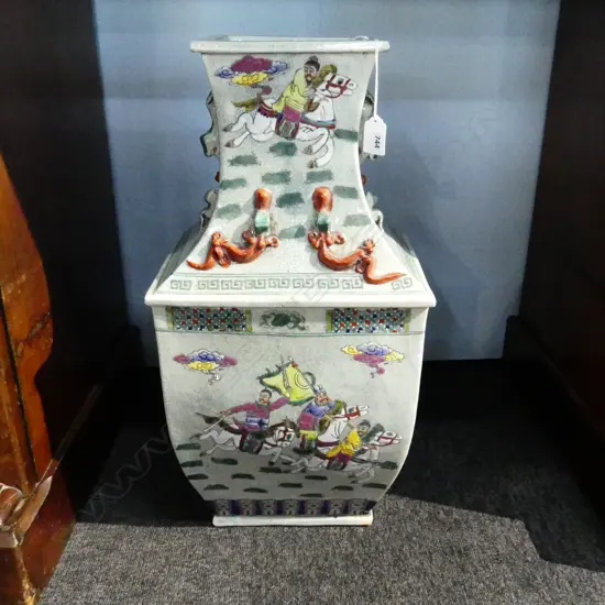 LG CHINESE VASE DECORATED w. MEN ON HORSEBACK, CRACKLE GLAZE GROUND H.600mm