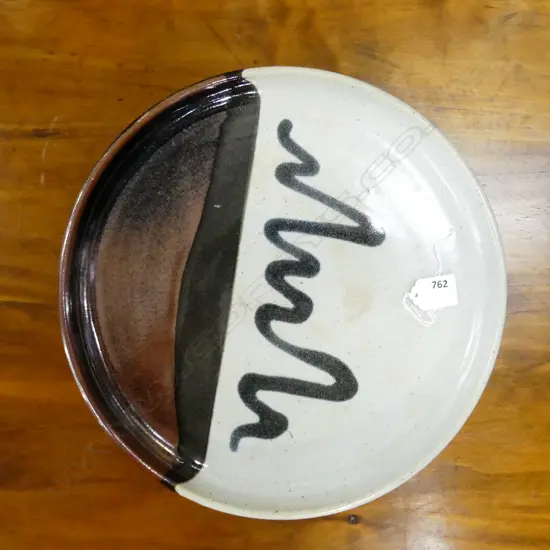 LARGE NZ POTTERY CHARGER BY CRAIG HALL. LABEL VERSO DIA 330mm