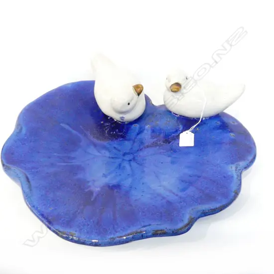 BLUE GLAZED POTTERY BIRD BATH w. 2 WHITE BIRDS W.400mm