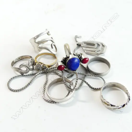 ASST. SILVER & SILVER TONED JEWELLERY; 7 RINGS & PENDANT NECKLACE