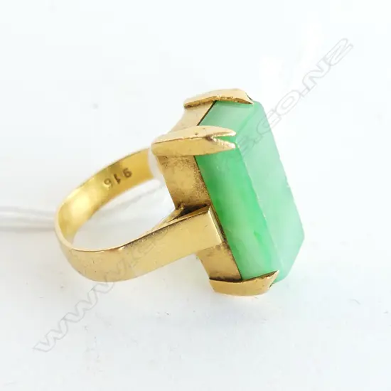 22CT GOLD AND JADE RING- APPLE GREEN JADE  5.7 GMS INCLUDES STONE