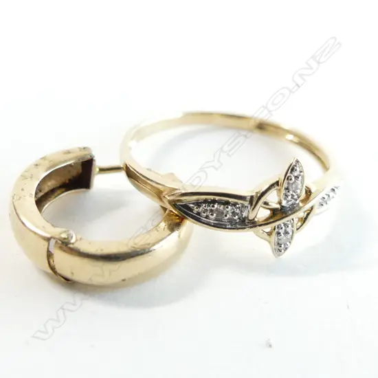 9CT GOLD & DIAMOND CROSS RING + 1 9CT EARRING 1.9 GRAMS