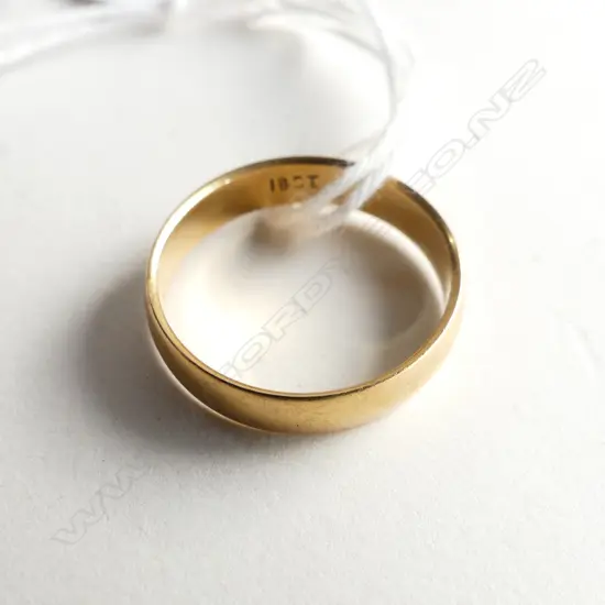 18CT YELLOW GOLD BAND RING 2.9gms  SIZE L 1/2