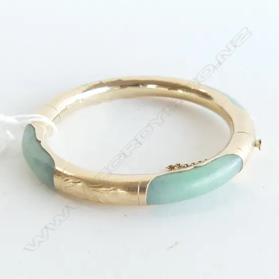 14CT GOLD AND JADE HINGED BANGLE - SAFETY CHAIN LIGHT GREEN JADE