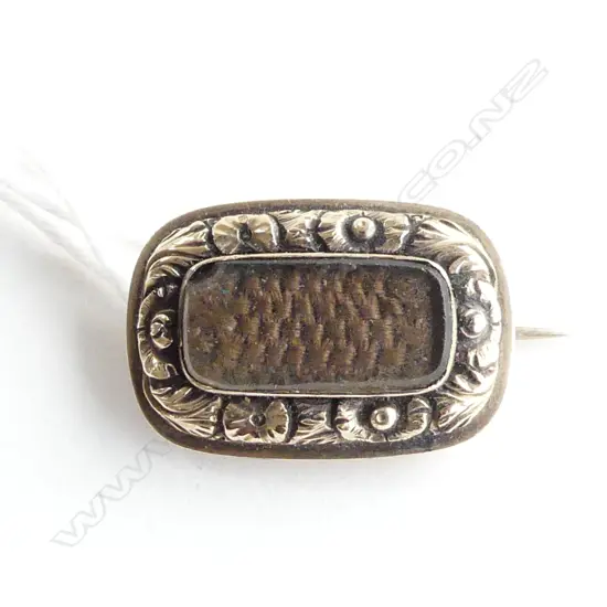 ANTIQUE GOLD MEMORIAL BROOCH the glass cover w small fault
