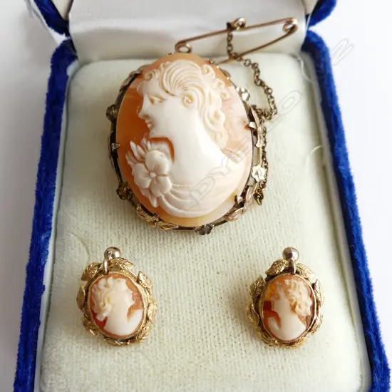 9CT LINED CAMEO BROOCH (2.5 X 3 CM) & 1PR GOLD CAMEO EARRINGS WITH SCROLLS 2.2 GMS