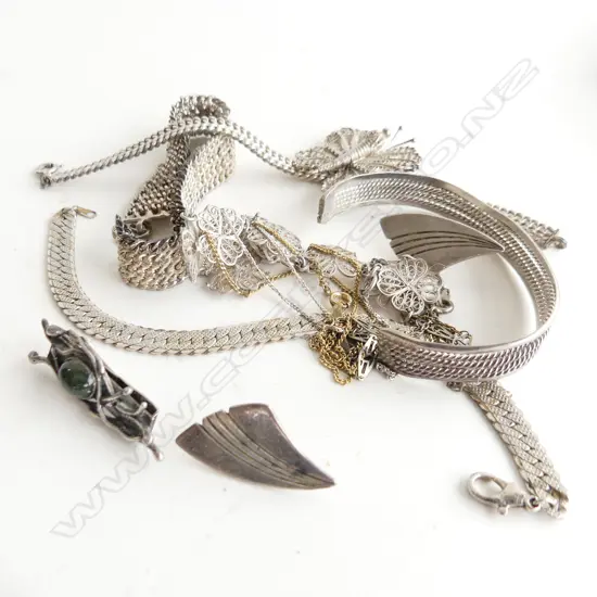 ASSORTED SILVER AND SILVER PLATED JEWELLERY