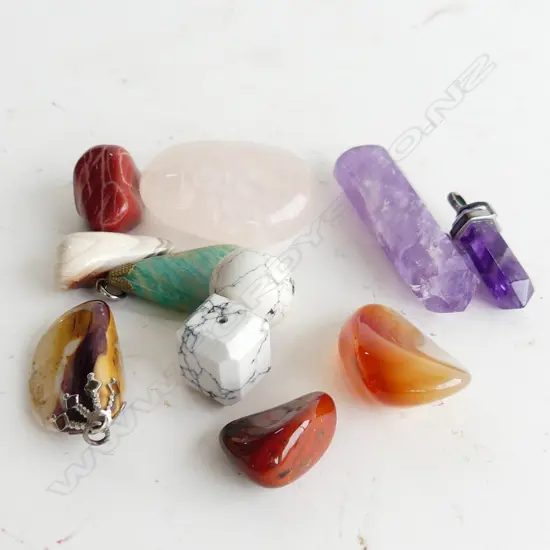 BAG ASST GEMSTONES PCS INCL ROSE QUARTZ + 2 AMETHYST PENDANTS + 2 OTHER GEMSTONE PENDANTS