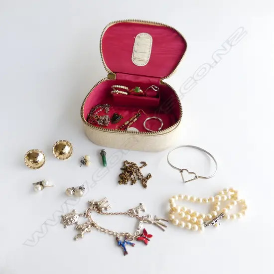 SMALL JEWELLERY BOX OF RINGS/PEARLS EARRINGS ETC