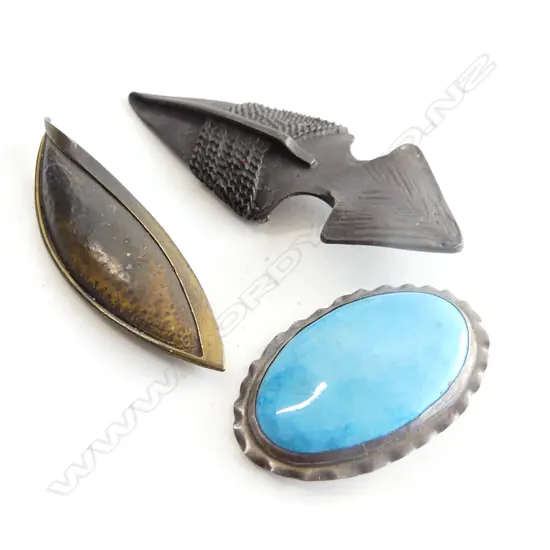 3 BROOCHES; RUSKIN TYPE BLUE CERAMIC OVAL, 2 CONTEMPORARY BRONZE L.105mm`