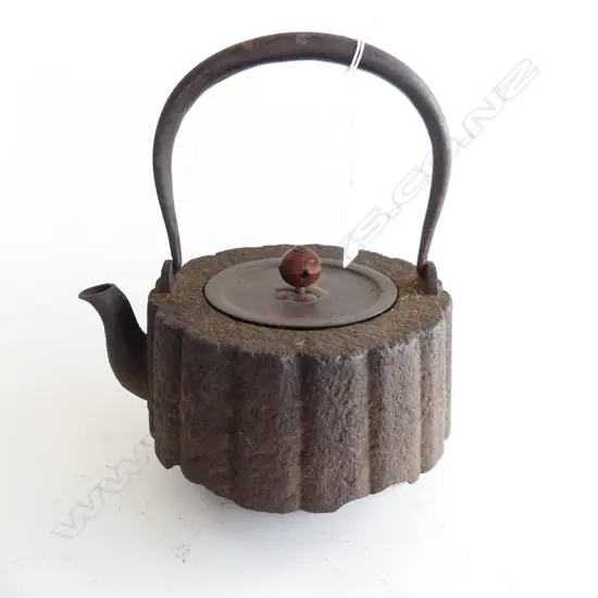 OLD ORIENTAL CAST IRON KETTLE BRONZE LID