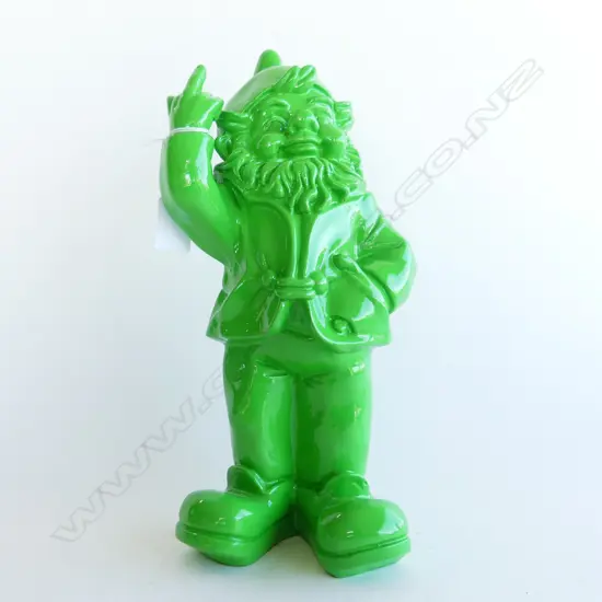 GREEN RESIN GNOME PULLING THE FINGER H.330mm