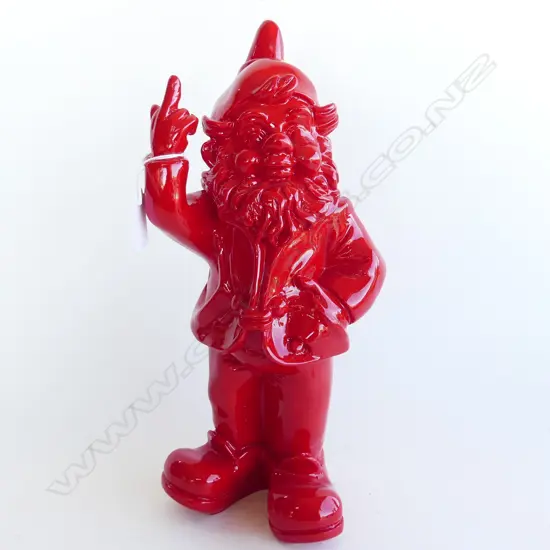RED RESIN GNOME PULLING THE FINGER H.310mm