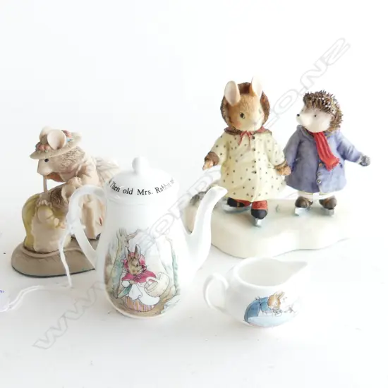 WEDGWOOD MINIATURE PETER RABBIT TEAPOT & JUG + VILLEROY & BOCH FIGURE & BRAMBLY HEDGE FIGURE 