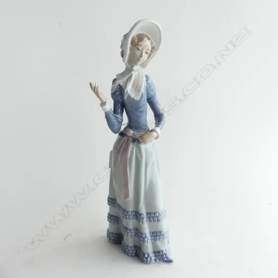 LLADRO FIGURE (MISSING PARASOL) H.320mm