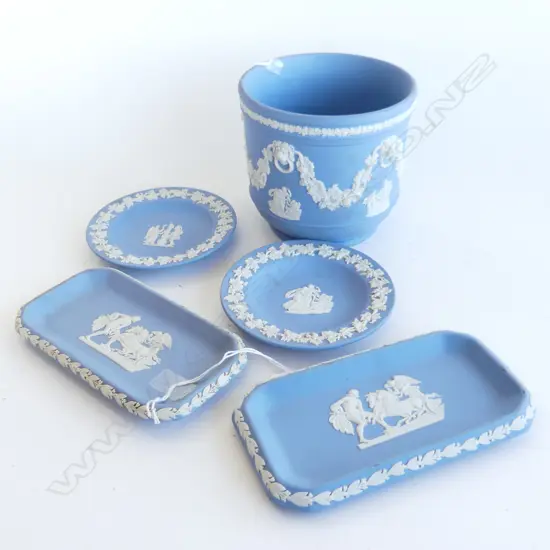 WEDGWOOD BLUE JASPER VASE H125MM & 4 DISHES 
