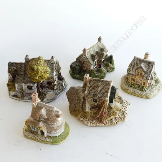 5 SM LILLIPUT LANE MINIATURES; CARRICK HOUSE, BRECON BACH, FISHERMANS BOTHY, CHESTNUT & CIRCULAR COTTAGES