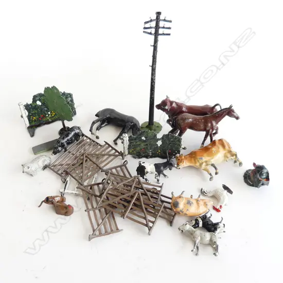 ORIGINAL BOXED LEAD TOY FARM ANIMALS FENCES ETC L420MM