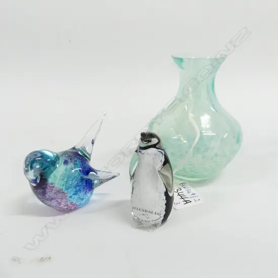 3 PCES ART GLASS; 2 HOGLUND; SPARROW & PENGUIN + SMALL VASE H.100mm