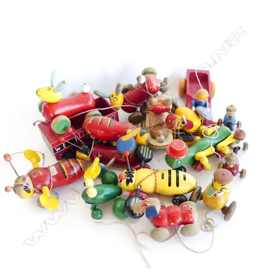 BOX OF VINTAGE WOODEN TOYS INCLUDING BUZZY BEES ETC