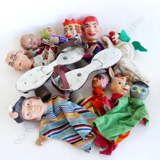 SMALL BOX 8 RUBBER FINGER PUPPETS & PR VINTAGE METAL SKATES L250MM