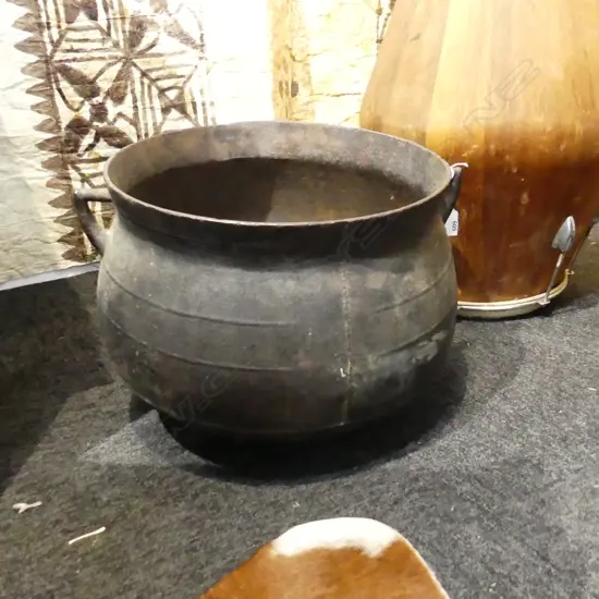 ANTIQUE CAST IRON CAULDRON. NO HANDLE. short feet. Dia.400mm