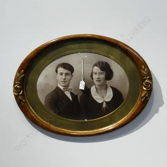 VINTAGE FRENCH DOUBLE PORTRAIT IN OVAL FRAME c. 1937 430x580mm