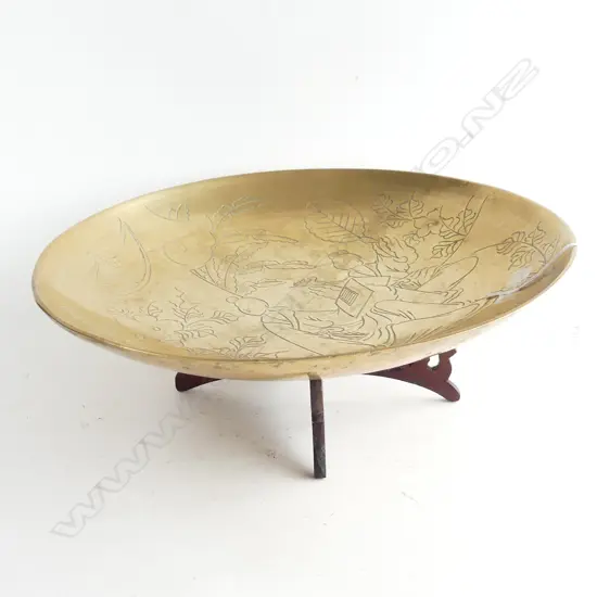 LG ORIENTAL BRASS DISH (EX HONG KONG 1950'S) (DIA 365MM) WITH WOODEN RESTS 