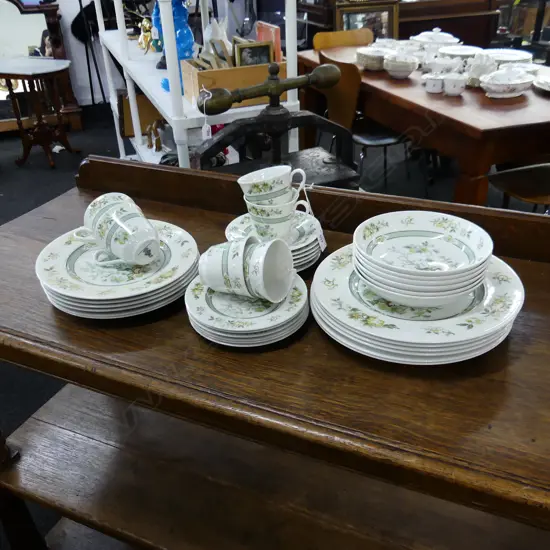 36 PCE ROYAL DOULTON 6 PLACE 'TONKIN' PART DINNER SERVICE...