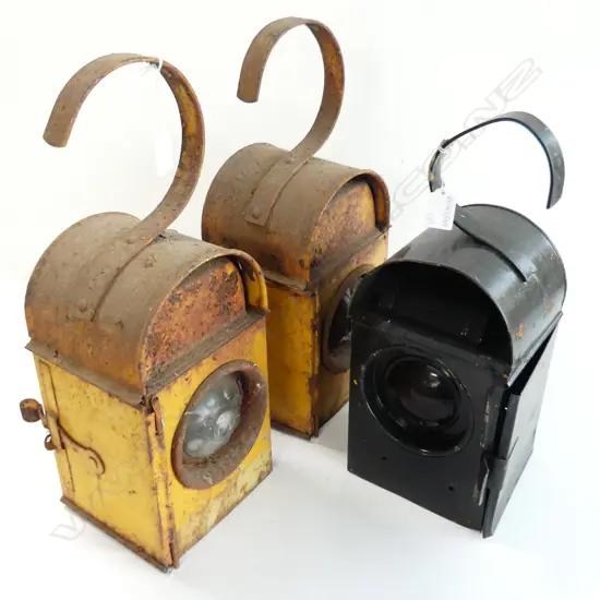 3 METAL AND GLASS ROAD WORK LANTERNS WITH RUST H 430 MM