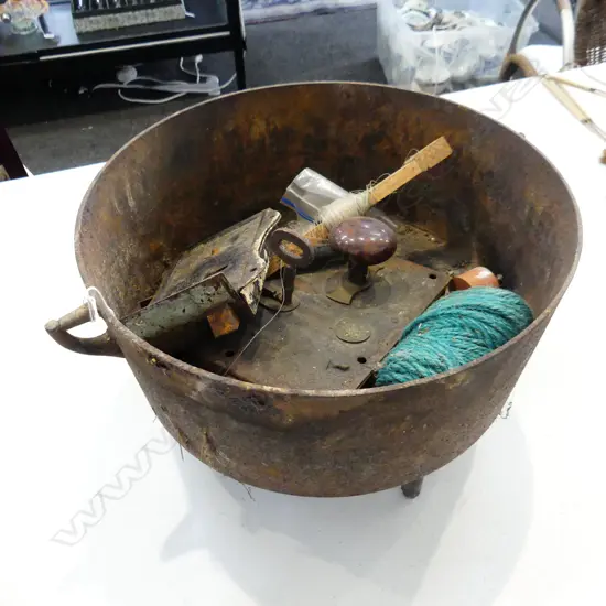 COLONIAL CAST IRON CAMP OVEN crack to base + DOOR LOCK ETC