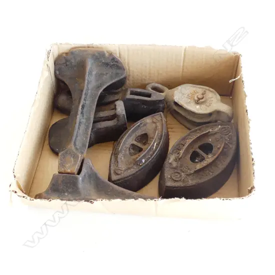 SMALL BOX CAST IRON SHOELARST 2 IRONS & PULLEY