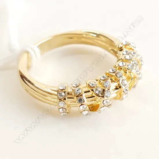 HEAVY GOLD PLATED DIAMANTE RING SIZE Q