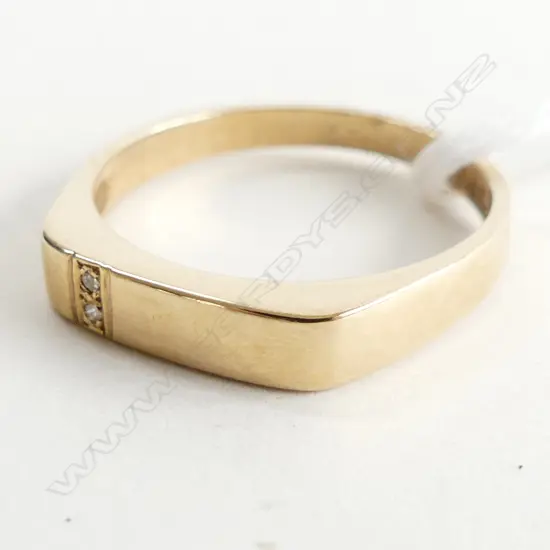 9CT GOLD & DIAMOND SET RING 3.4GMS SIZE T 1/2