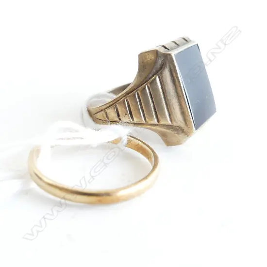 18CT GOLD WEDDER 1,8GMS& 9CT GOLD & ONYX GENTS RING 5,8GMS