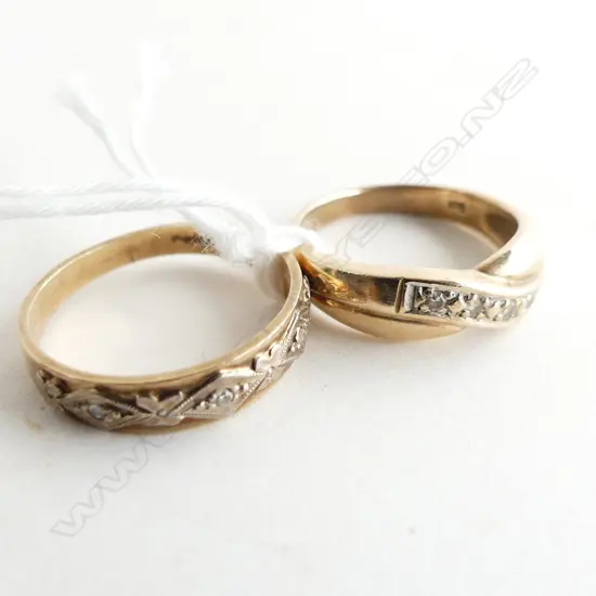 2 9CT GOLD & DIAMOND CHIP RINGS 5.07GMS