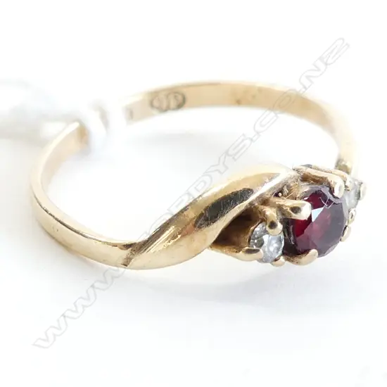 9CT GOLD, CZ & GARNET RING 1.7GMS SIZE M 1/2
