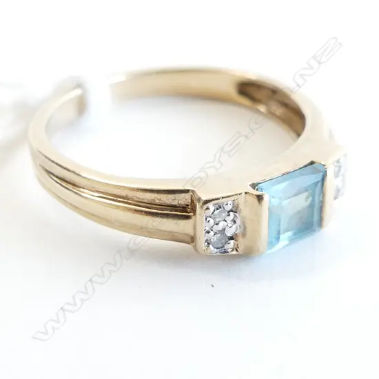 9CT GOLD & BLUE TOPAZ & DIAMOND RING 2.3GMS SIZE O