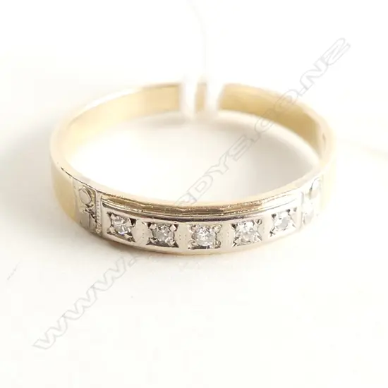 9CT GOLD BAND RING W 5 SMALL DIAMONDS 1.85gm SIZE P