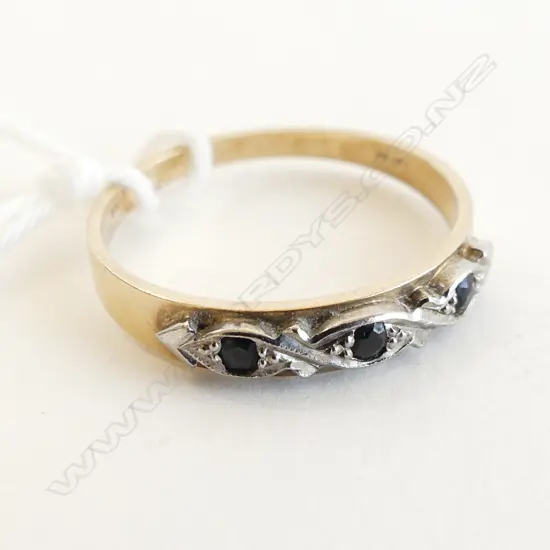 9CT GOLD BAND WITH SAPPHIRES 1.80GMS