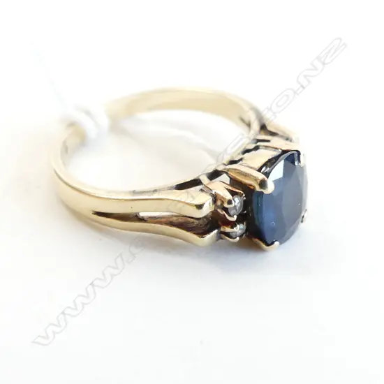 18CT GOLD, SAPPHIRE & DIAMOND RING 3.04GMS size L