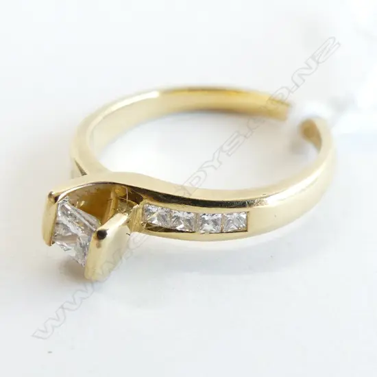 18CT MHJ DIAMOND SET RING 4.20GMS APPROX 0.50CT SIZE M 1/2