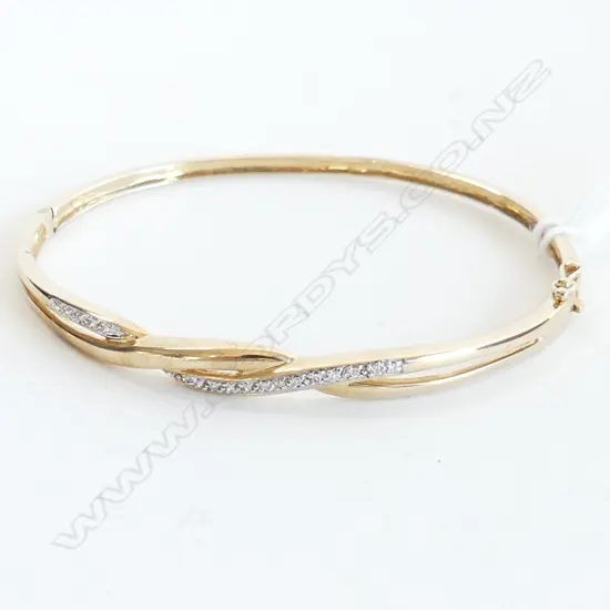 9CT GOLD & DIAMOND CLIP BANGLE 7.5GMS, 0.10CT