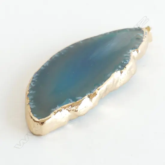 BEAUTIFUL CARVED AGATE & GOLD PLATED PENDANT & CHAIN - BOXED 