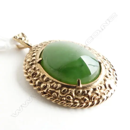 GREENSTONE & 9CT GOLD PENDANT 