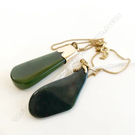 2 GREENSTONE & GOLD PENDANTS, ONE WITH R/GOLD CHAIN
